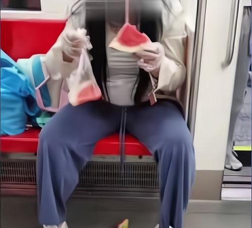 女人淡定吃瓜视频,一女子轻松吃瓜，网友直呼“心态太好了！”