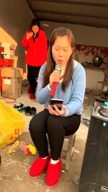 上海唱歌网红大姐是谁,用歌声征服都市的“声音女神”