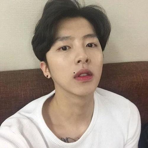 网红照片黑发中分男,帅气网红男生风采独领风骚